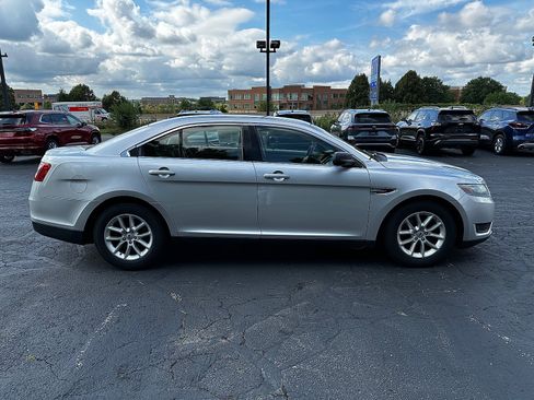 Used 2013 Ford Taurus SE FWD image 2