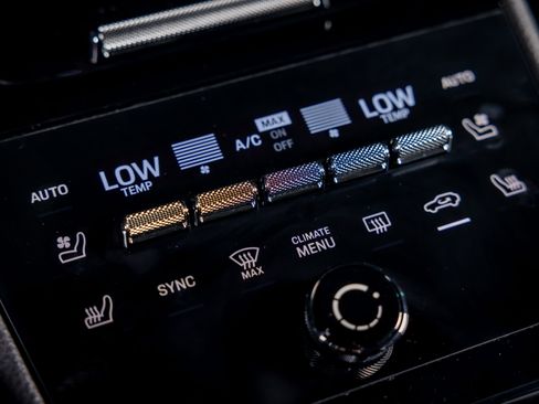 Used 2025 Porsche Cayenne image 31