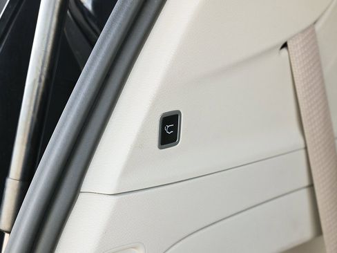 Used 2024 Chrysler Pacifica Touring-L image 36