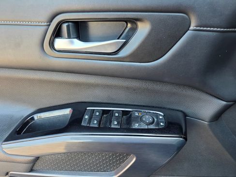 Used 2023 Nissan Pathfinder SL AWD/4WD image 16