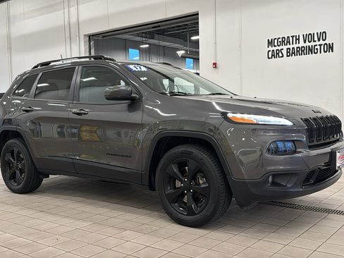 Used 2017 Jeep Cherokee Limited image 3