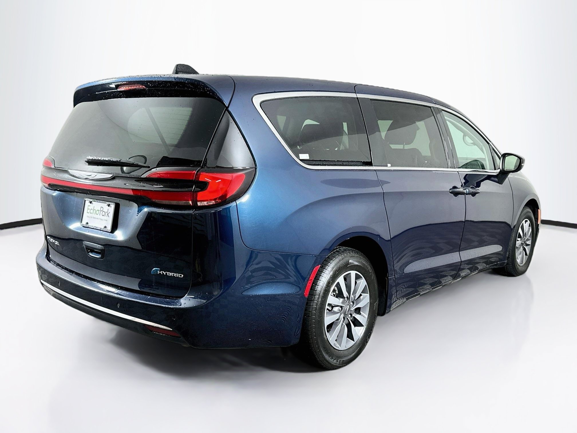 Used 2023 Chrysler Pacifica Touring-L FWD image 9