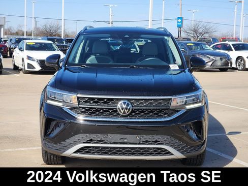 Used 2024 Volkswagen Taos SE image 2