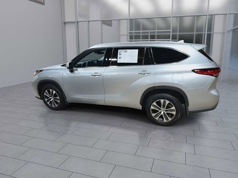 Used 2022 Toyota Highlander XLE AWD/4WD image 6