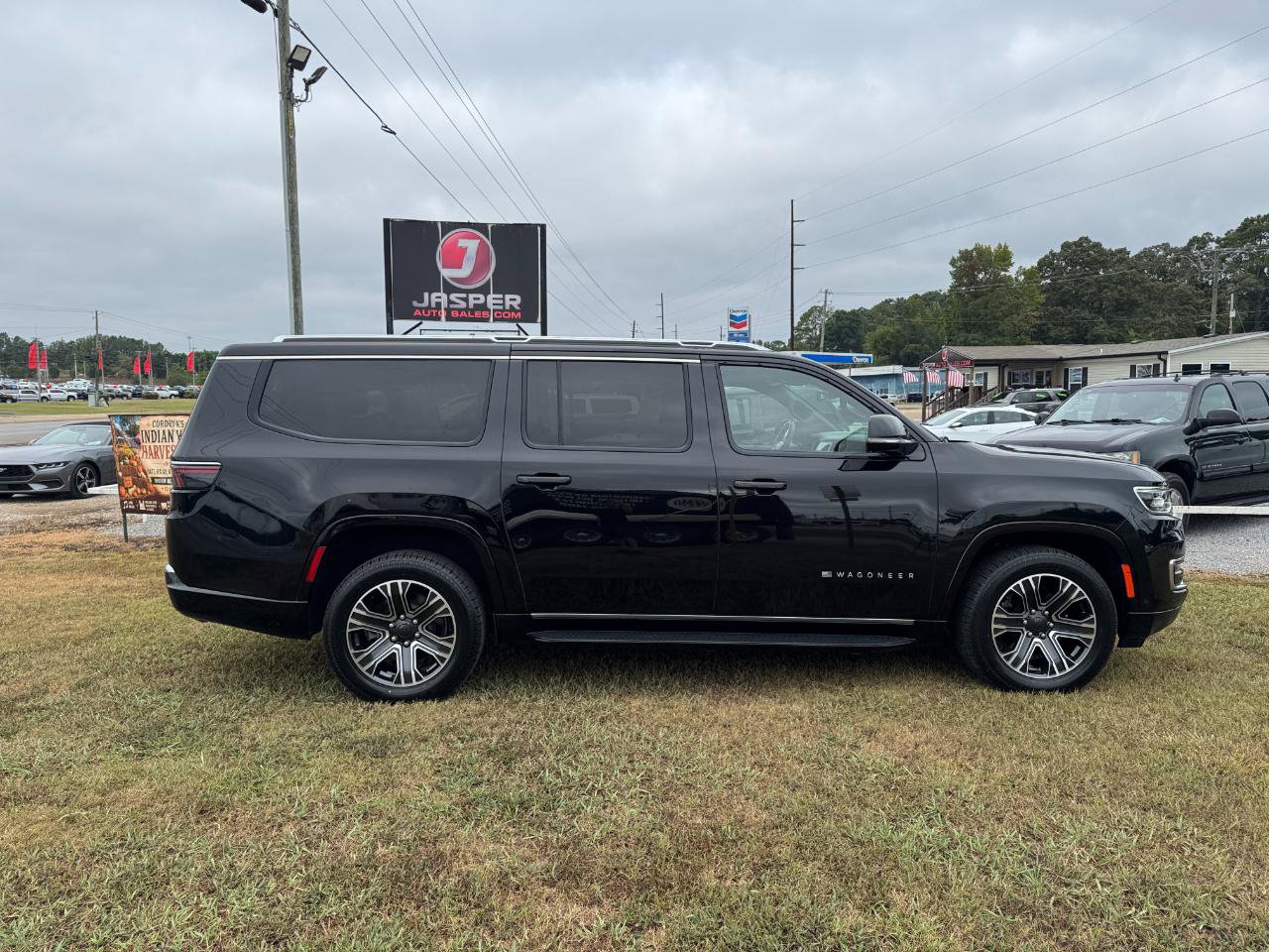 Used 2024 Jeep Wagoneer L Series II AWD/4WD image 2