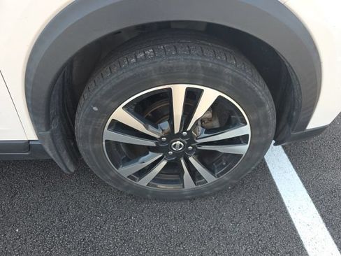 Used 2019 Nissan Kicks SV FWD image 9