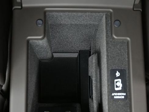 Certified 2026 Porsche Macan image 25