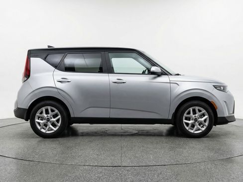 Used 2025 Kia Soul LX w/ LX Technology Package FWD image 11