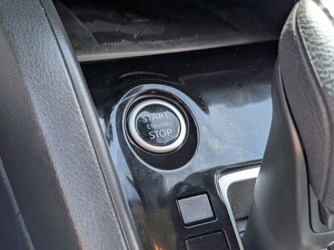 Certified 2025 Nissan Versa SV image 28