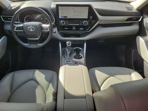 Used 2024 Toyota Highlander XLE AWD/4WD image 19