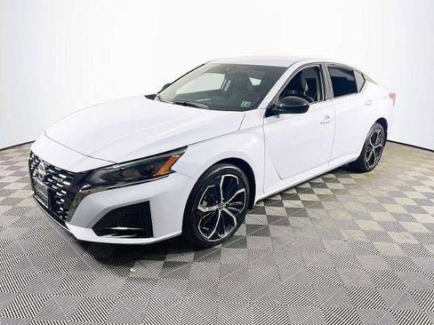 Certified 2025 Nissan Altima 2.5 SR image 1