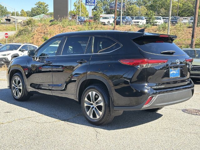 Used 2023 Toyota Highlander XLE AWD/4WD image 11