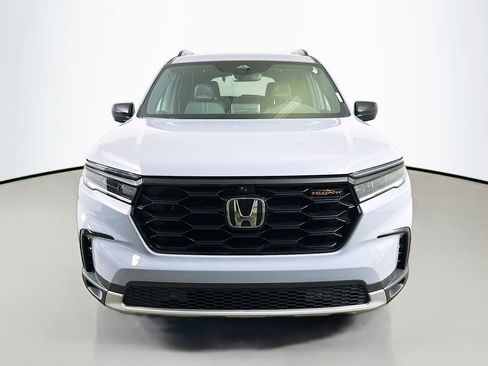 Used 2025 Honda Pilot TrailSport image 2