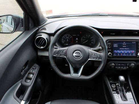 Used 2023 Nissan Kicks SR w/ SR Premium Package FWD image 9
