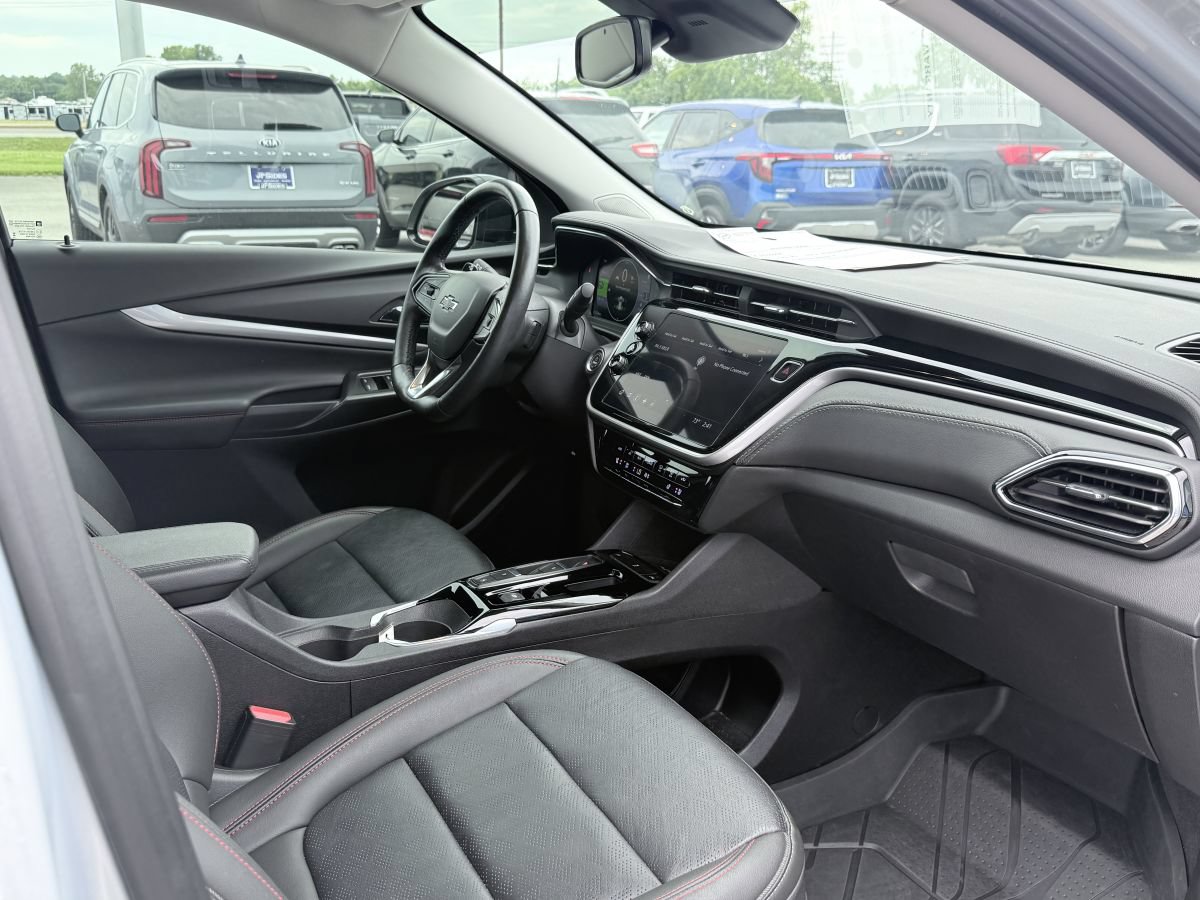 Used 2023 Chevrolet Bolt EUV LT w/ Convenience Package FWD image 11