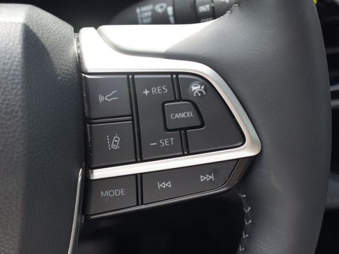 Used 2025 Toyota Highlander Limited AWD/4WD image 11