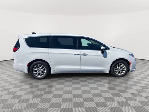 Used 2023 Chrysler Pacifica Touring-L FWD image 4