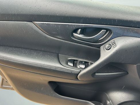 Used 2019 Nissan Rogue S AWD/4WD image 10