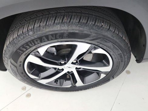 Used 2024 Chevrolet Trax RS FWD image 34