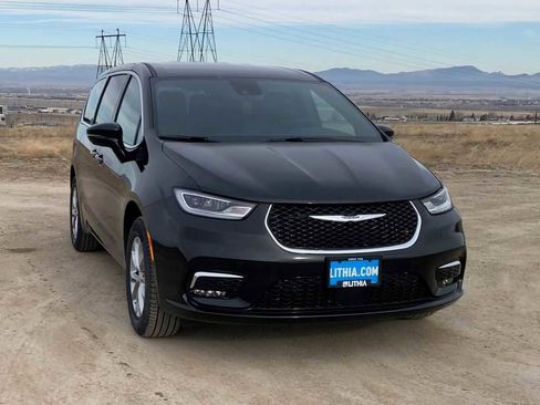 New 2026 Chrysler Pacifica Select image 3