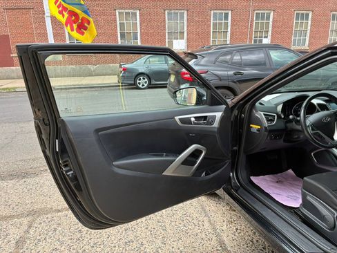 Used 2017 Hyundai Veloster Value Edition FWD image 14