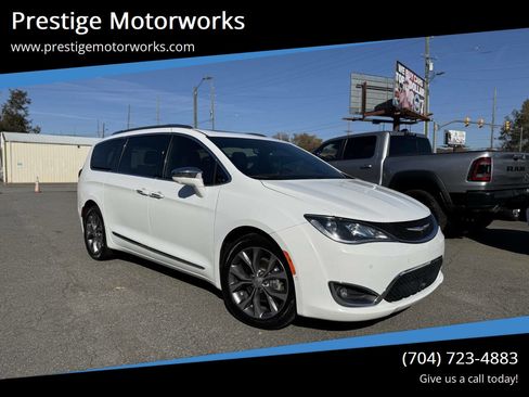 Used 2020 Chrysler Pacifica Limited w/ Tire & Wheel Group image 1