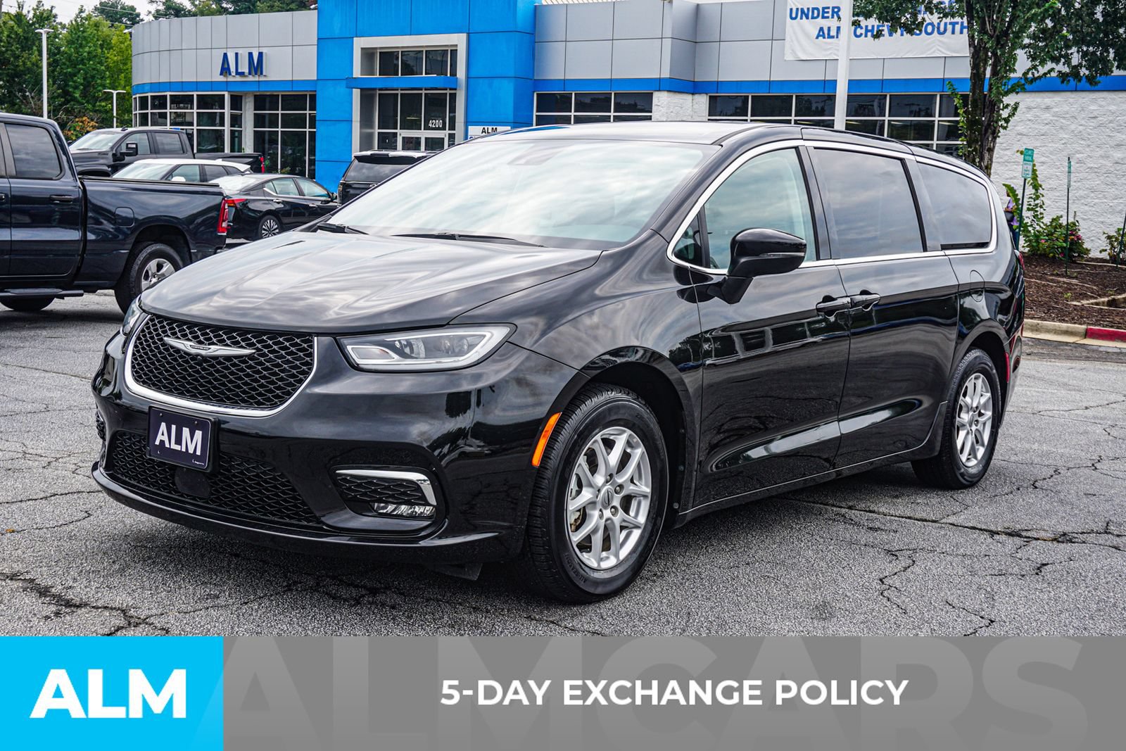 Used 2023 Chrysler Pacifica Touring-L FWD image 4