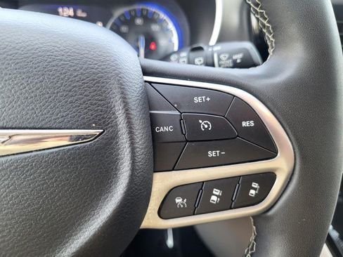 Used 2023 Chrysler Pacifica Touring-L FWD image 22