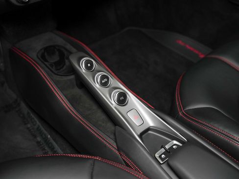 Used 2022 Ferrari F8 Tributo RWD image 40