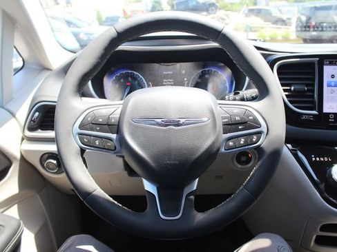 Used 2023 Chrysler Pacifica Touring-L FWD image 13