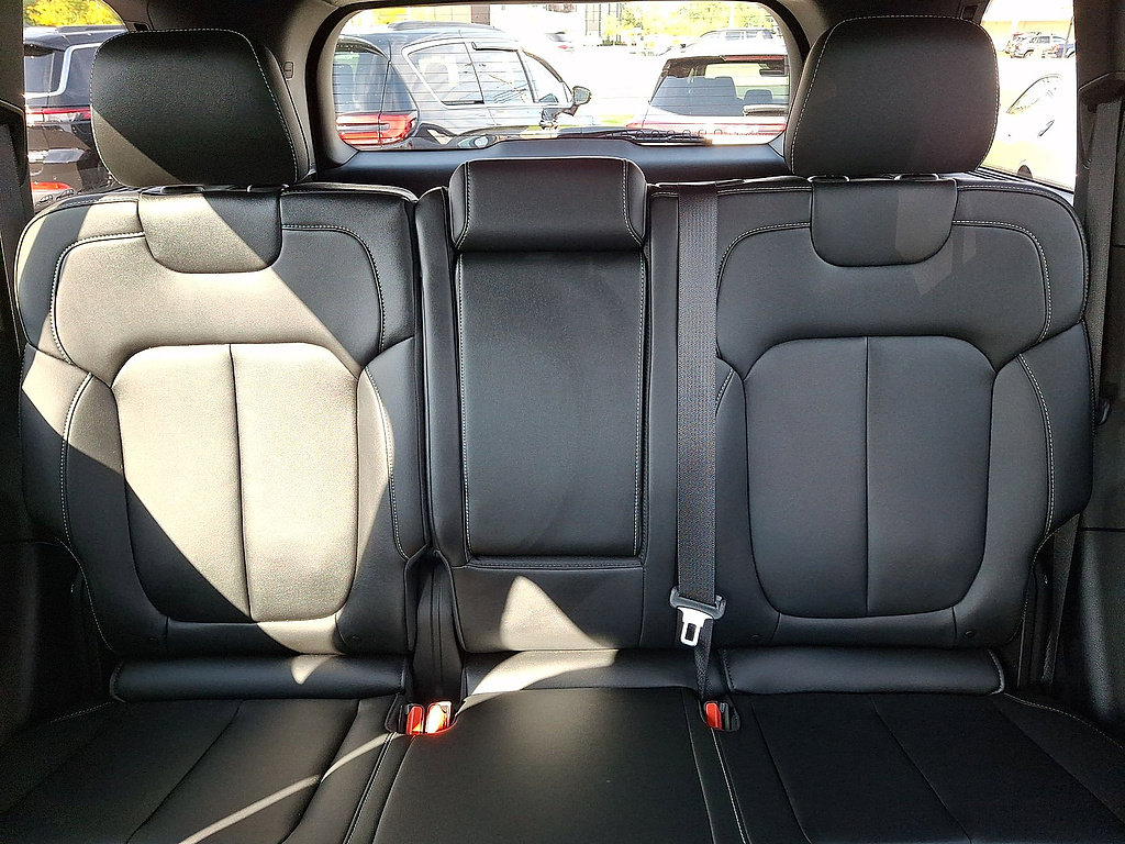 Used 2025 Jeep Grand Cherokee Limited AWD/4WD image 13