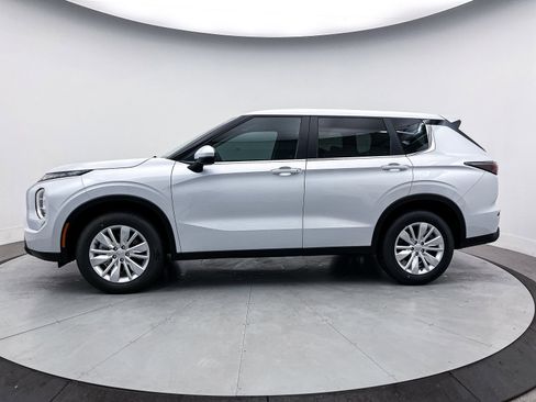 New 2025 Mitsubishi Outlander ES image 4