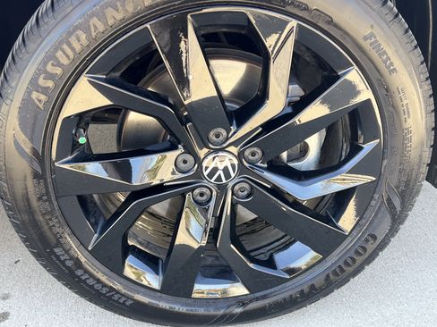 Used 2024 Volkswagen Taos SE image 12