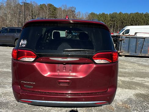 Used 2018 Chrysler Pacifica Touring-L image 9
