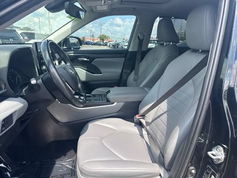 Used 2021 Toyota Highlander XLE AWD/4WD image 13