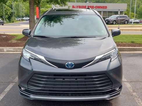 Used 2025 Toyota Sienna XLE FWD image 5