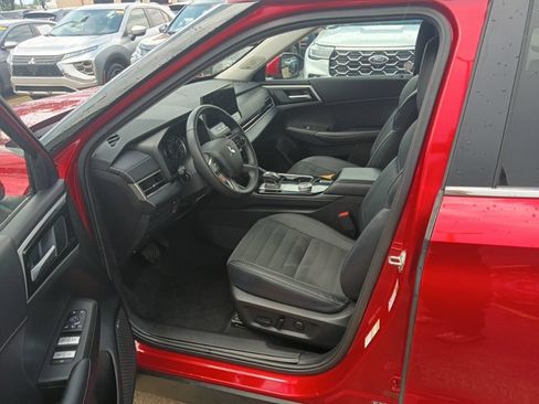 Used 2025 Mitsubishi Outlander SE FWD image 4