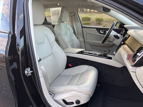 Used 2021 Volvo S60 T5 Momentum w/ Premium Package image 28