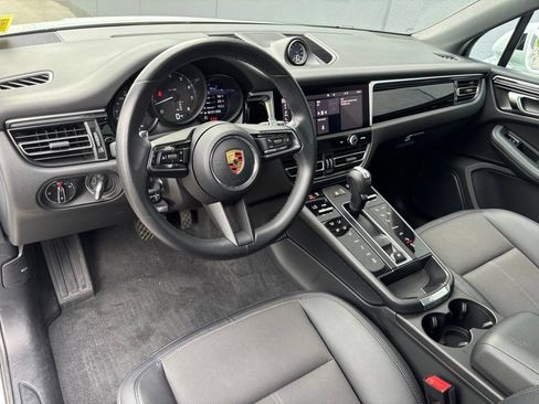 Certified 2023 Porsche Macan AWD/4WD image 4