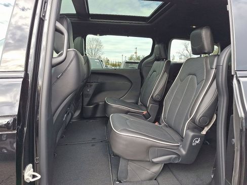 New 2026 Chrysler Pacifica Limited w/ S Appearance Package image 5