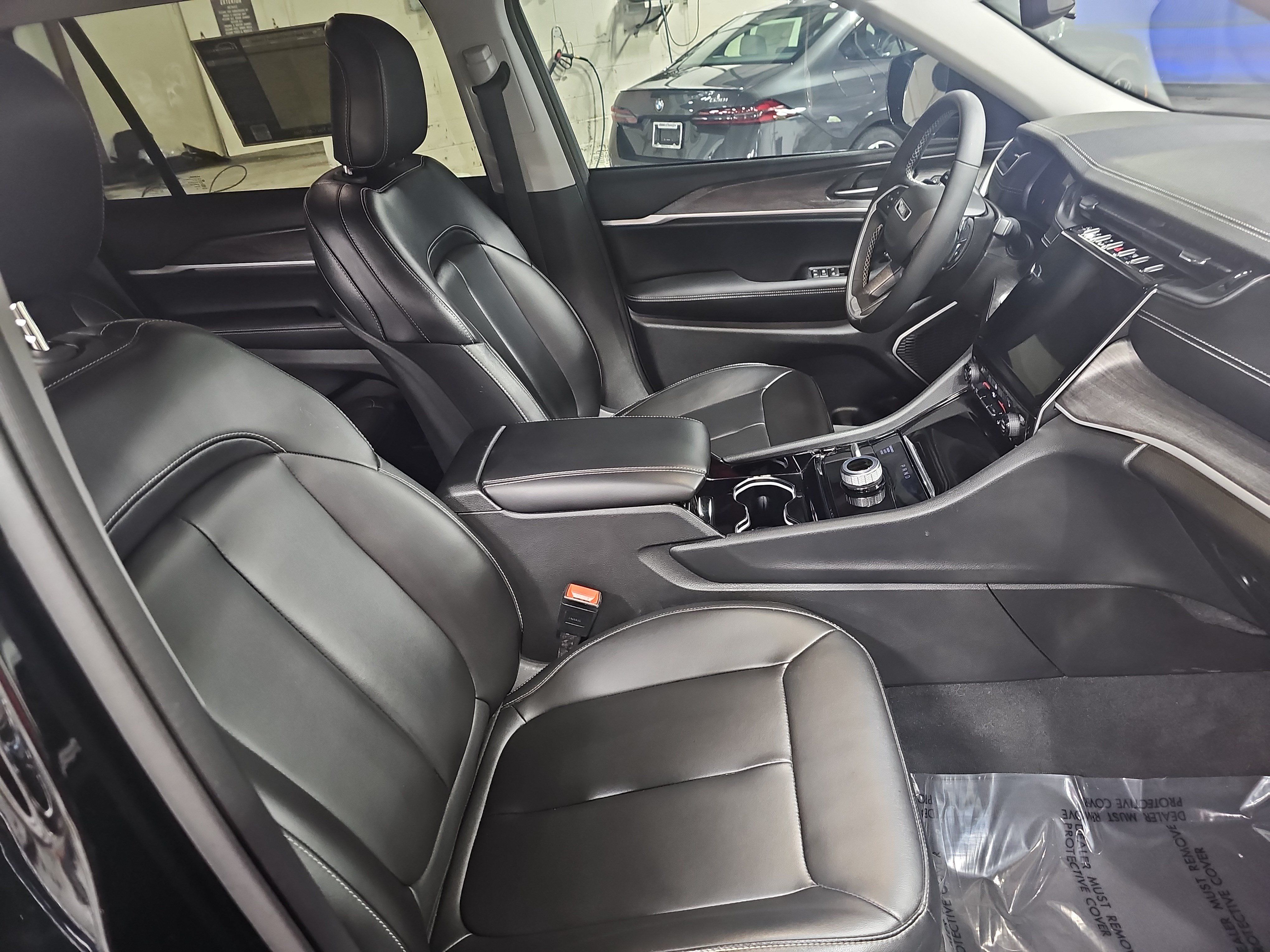 Used 2023 Jeep Grand Cherokee L Limited w/ Black Appearance Package AWD/4WD image 10