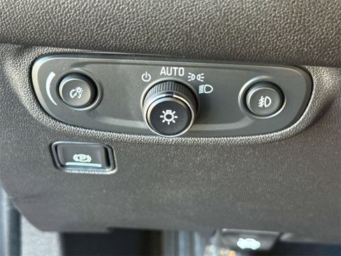 Used 2024 GMC Terrain SLT image 25