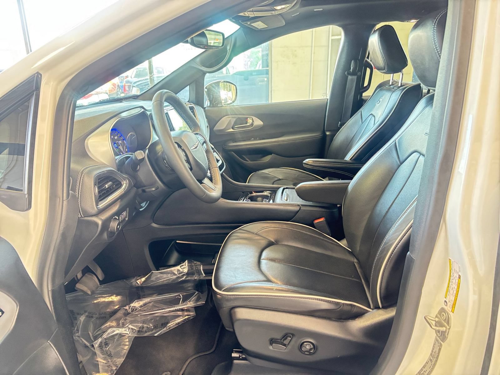 Used 2025 Chrysler Pacifica Limited FWD image 29