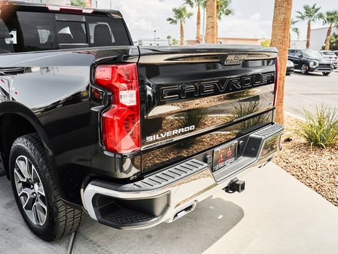 Used 2022 Chevrolet Silverado 1500 LT AWD/4WD image 7