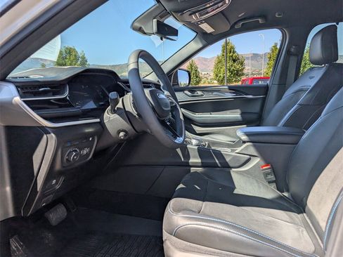 Used 2024 Jeep Grand Cherokee Trailhawk w/ Advanced Protech Group II image 9