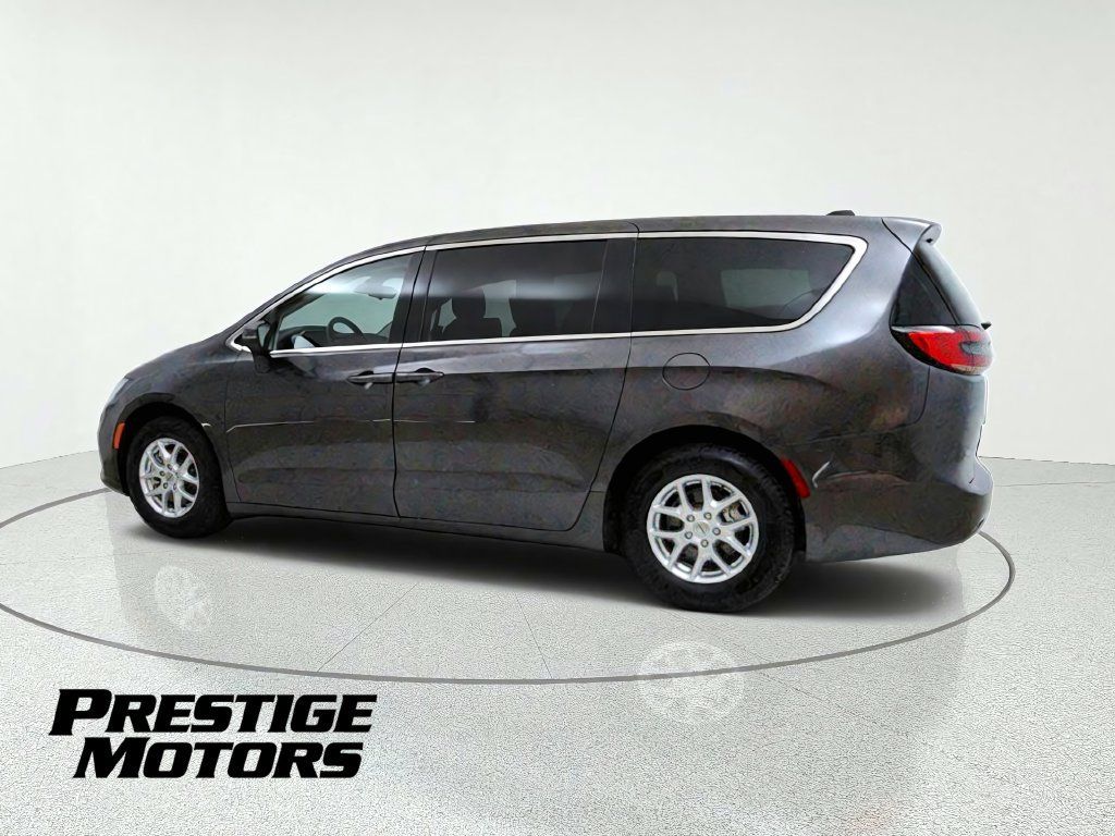 Used 2023 Chrysler Pacifica Touring-L FWD image 5