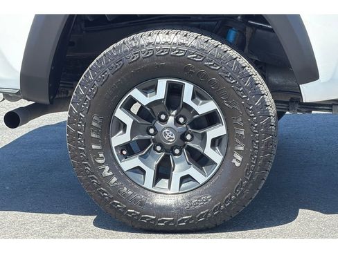 Certified 2023 Toyota Tacoma TRD Off-Road w/ Advanced Technology Package AWD/4WD image 30
