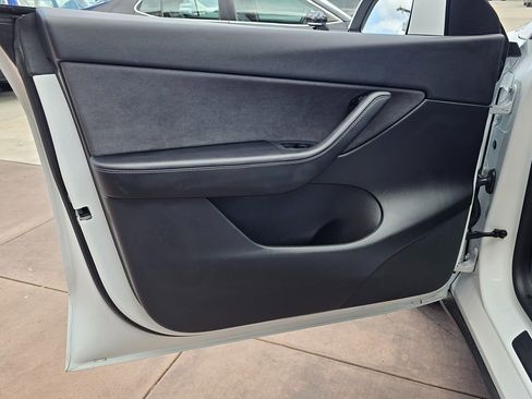 Used 2021 Tesla Model Y Long Range AWD/4WD image 29