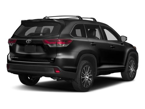 Used 2017 Toyota Highlander SE image 2