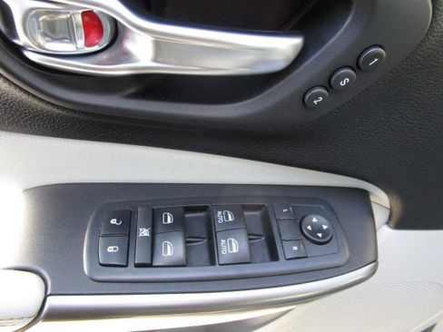 Used 2020 Jeep Cherokee Limited w/ Technology Group image 26